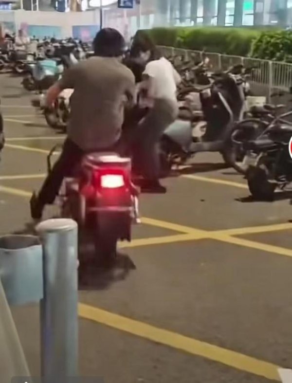 策略池 深圳通报摩的师傅殴打小姑娘 男子因轻佻行为遭拒后施暴