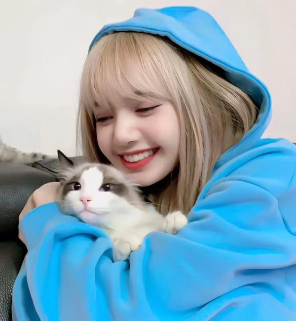 凯丰资本 28岁Lisa银色战衣舞台惊艳全场！这项绝活真是让大家开眼了