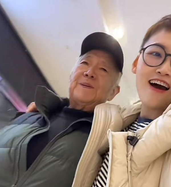 新富策略 张伯金随小38岁前妻看电影！离婚后仍一起生活，还扬言为其生宝宝