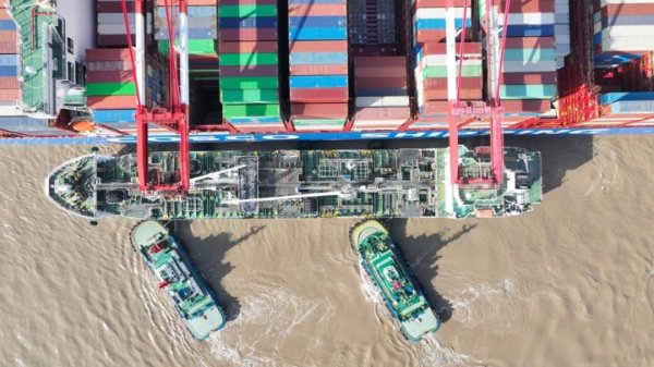 牛津配资 首艘国产甲醇双燃料集装箱船首靠洋山港